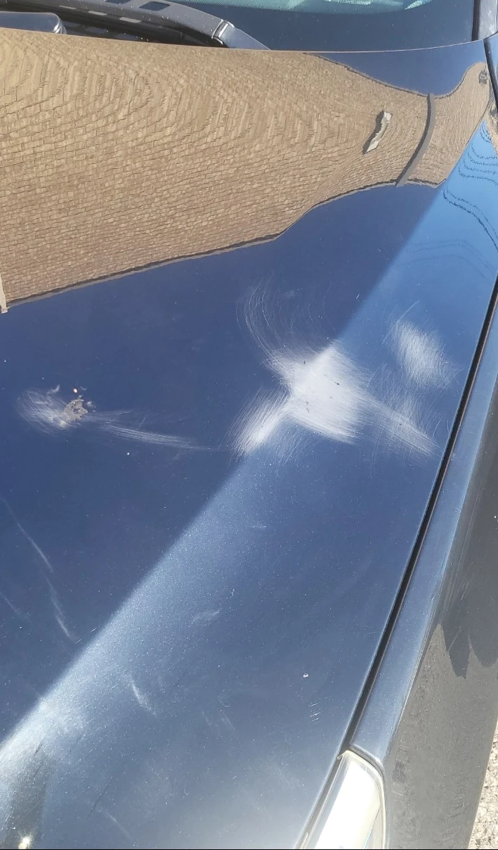 Capot de BMW avant correction avec marques abrasives croisées