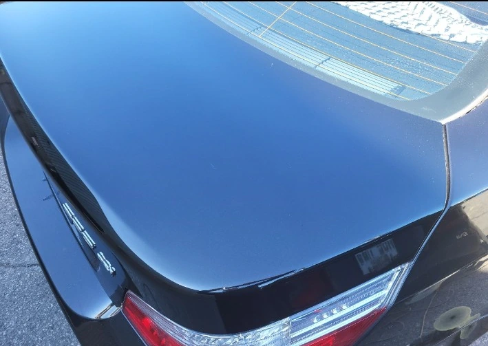 Même coffre de BMW après correction progressive