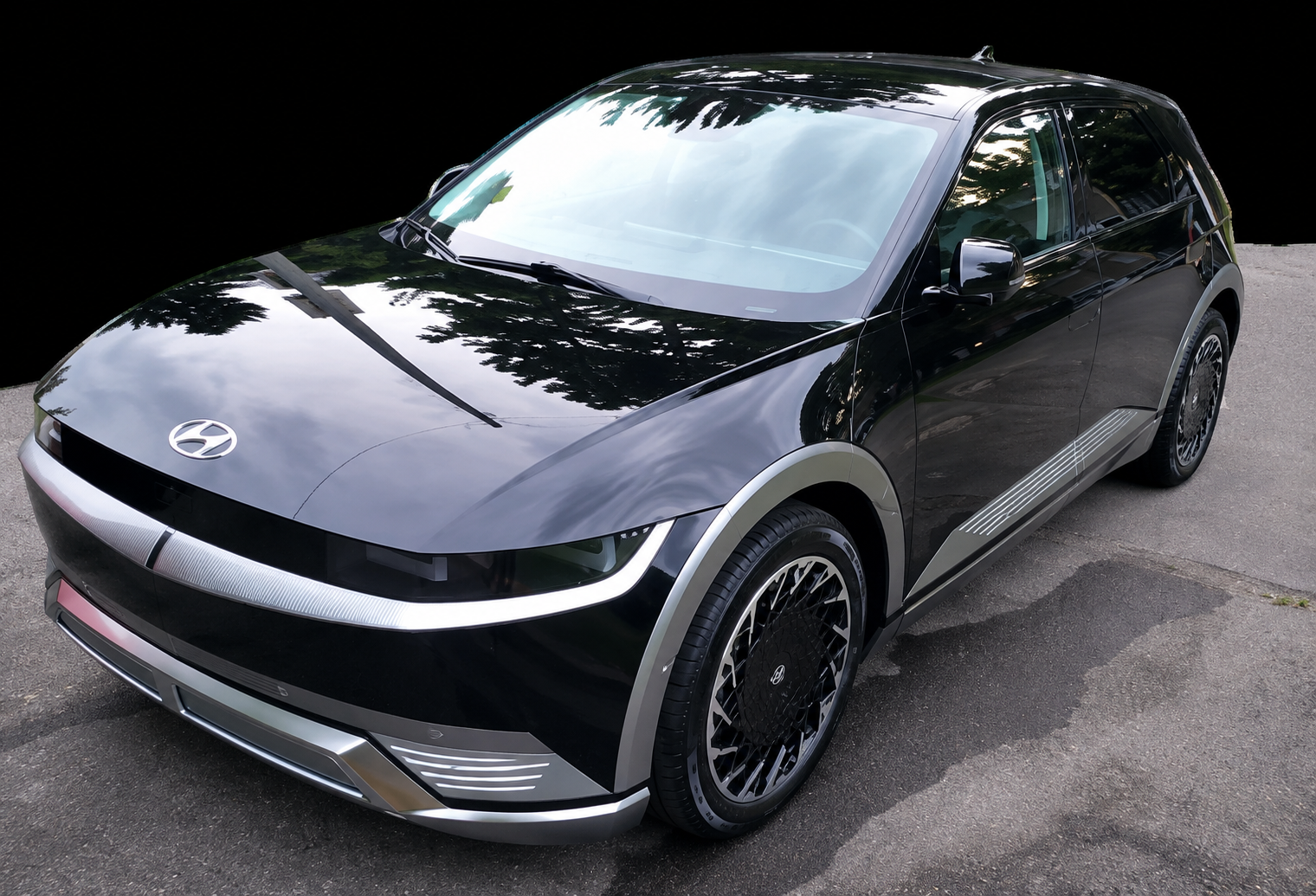 Hyundai Ioniq 5 noire propre, vue trois-quarts avant