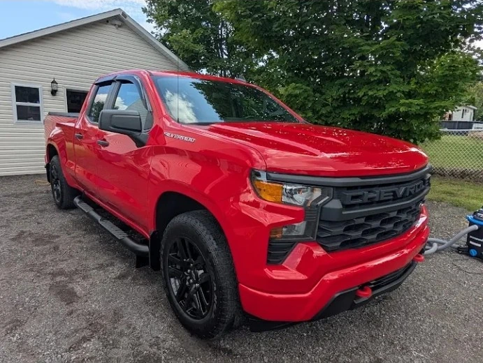 Chevrolet Silverado rouge propre, vue trois-quarts avant