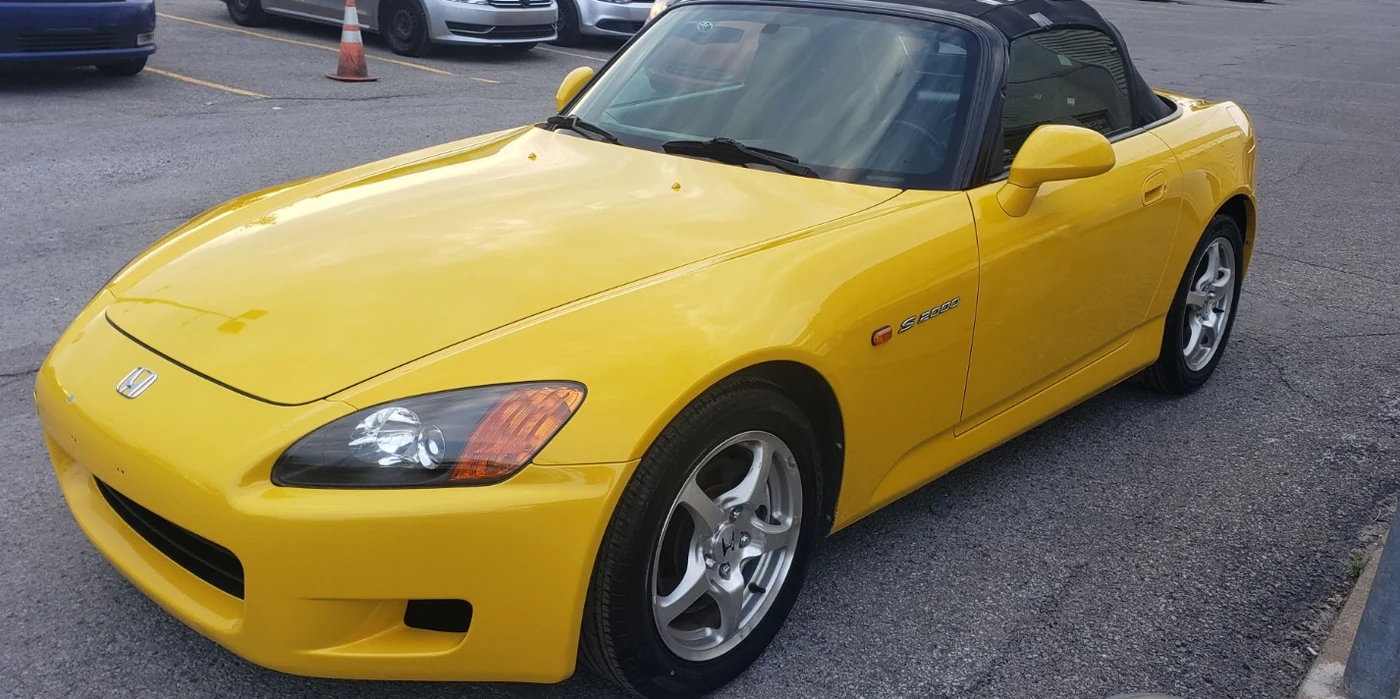 Honda S2000 jaune propre, vue trois-quarts avant