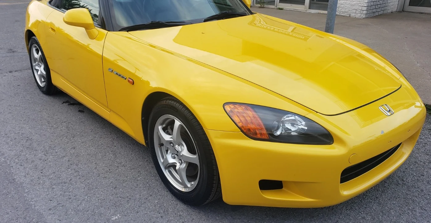 Honda S2000 jaune, vue rapprochée du capot et du fini