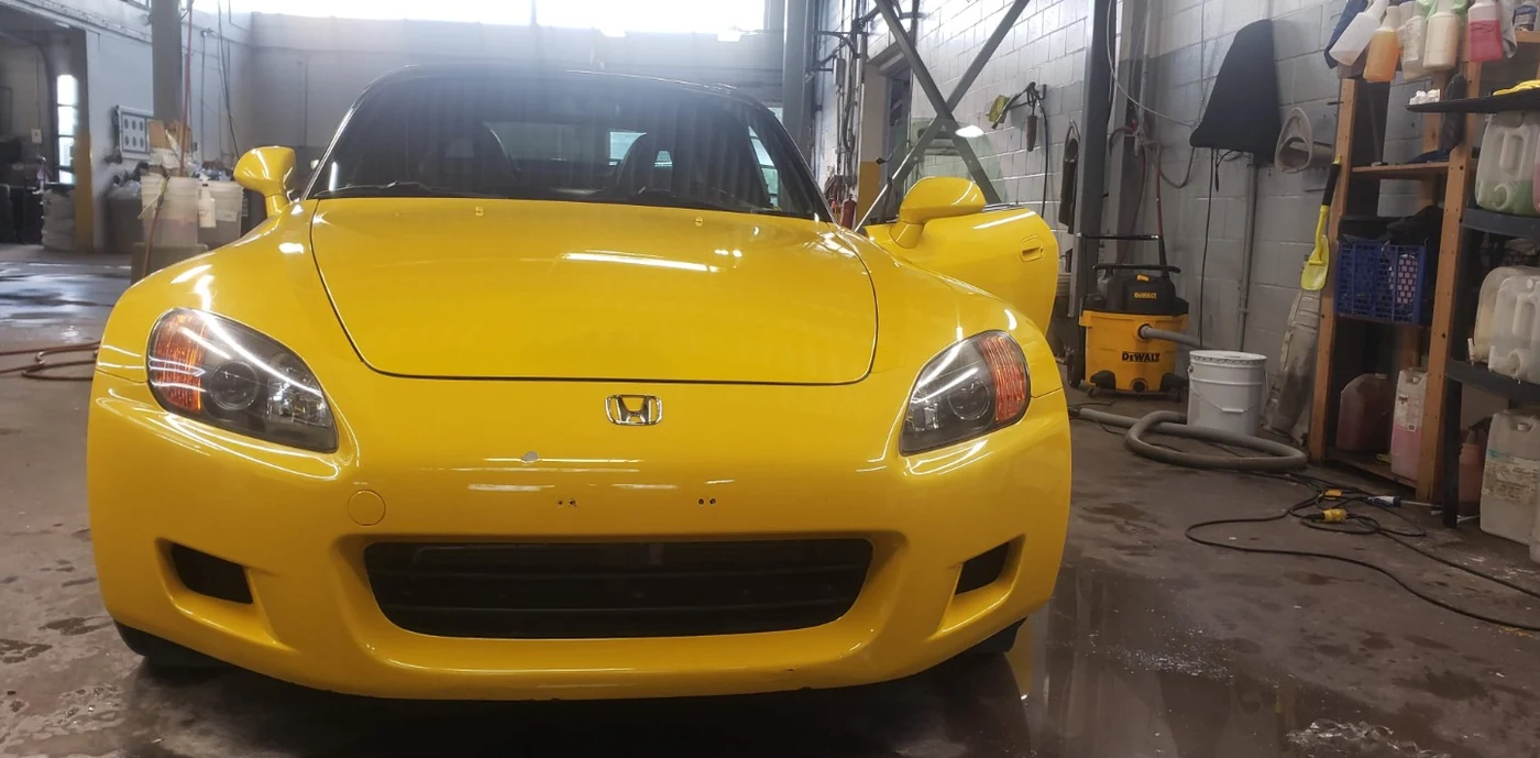Honda S2000 jaune avant le travail