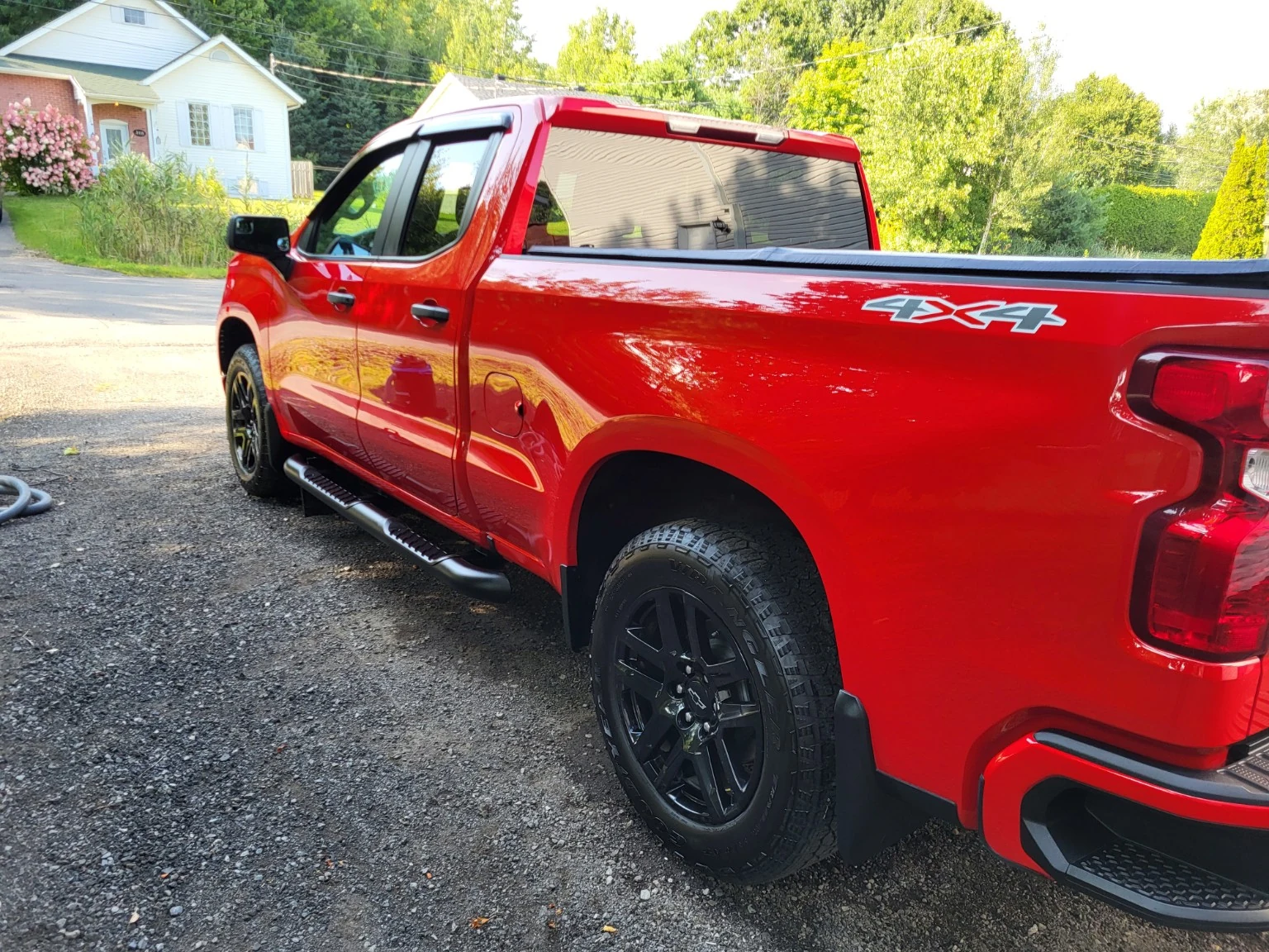 Chevrolet Silverado rouge, vue arrière côté conducteur