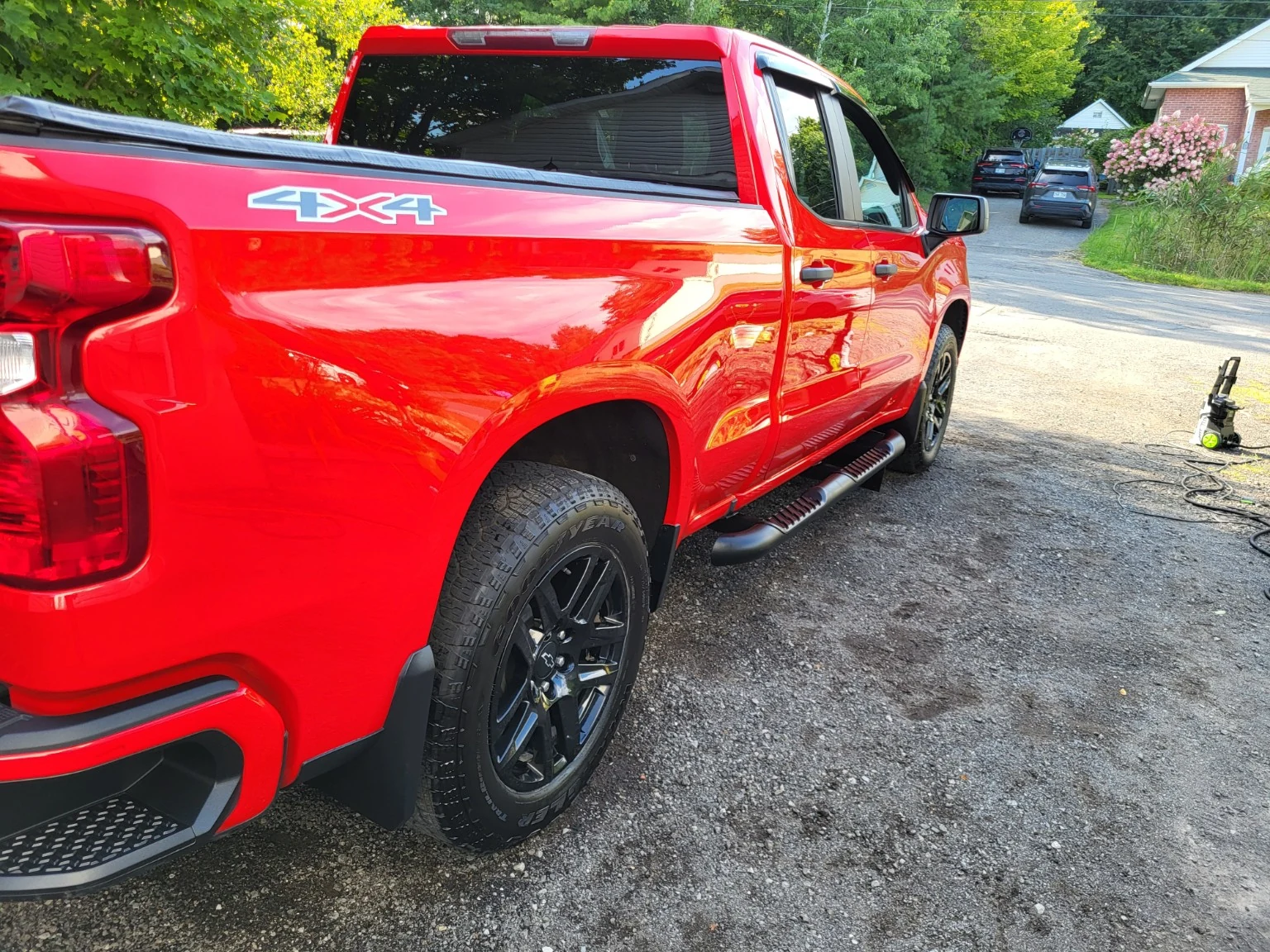 Chevrolet Silverado rouge, vue arrière côté passager