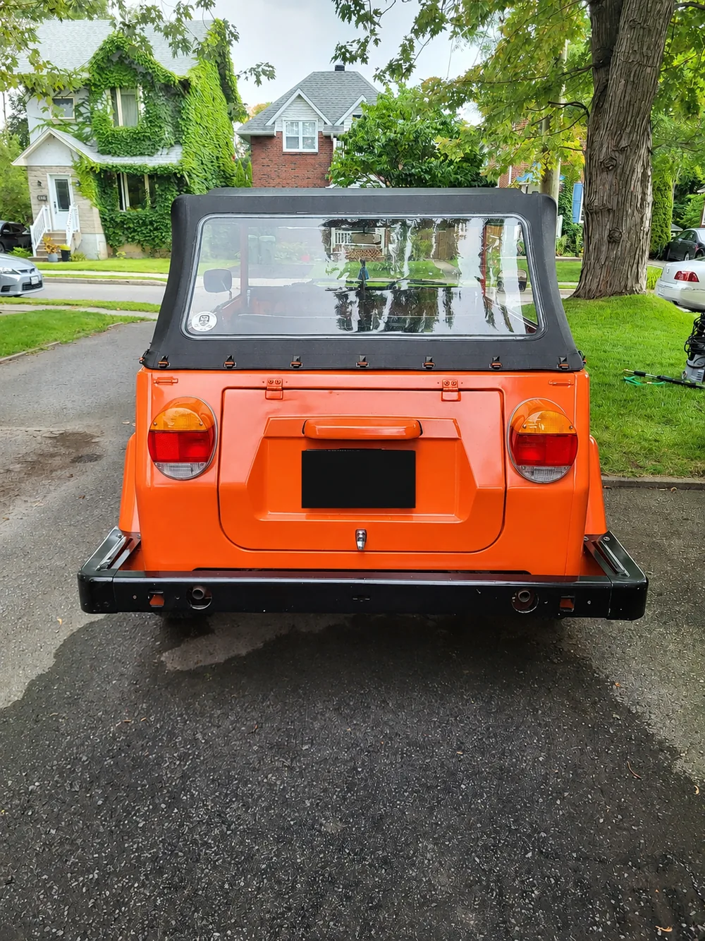 Vue arrière finale de la Volkswagen Thing avec la plaque d’immatriculation masquée