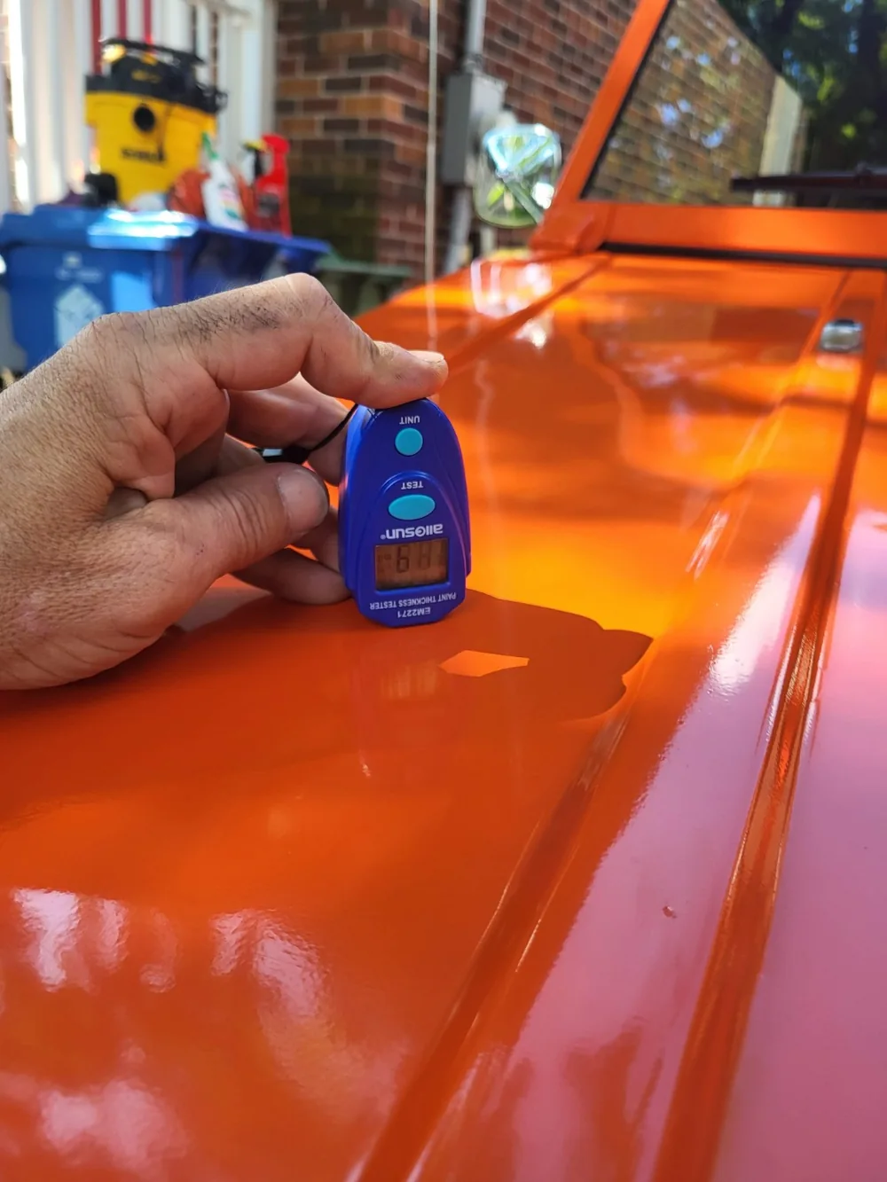 Mesure de l’épaisseur de peinture avant le ponçage et la correction de la Volkswagen Thing